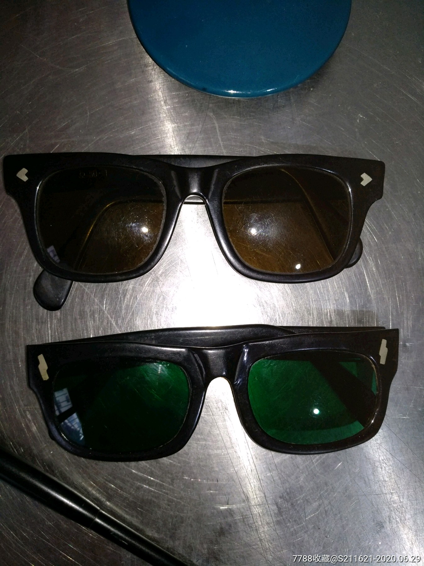 老墨镜两个