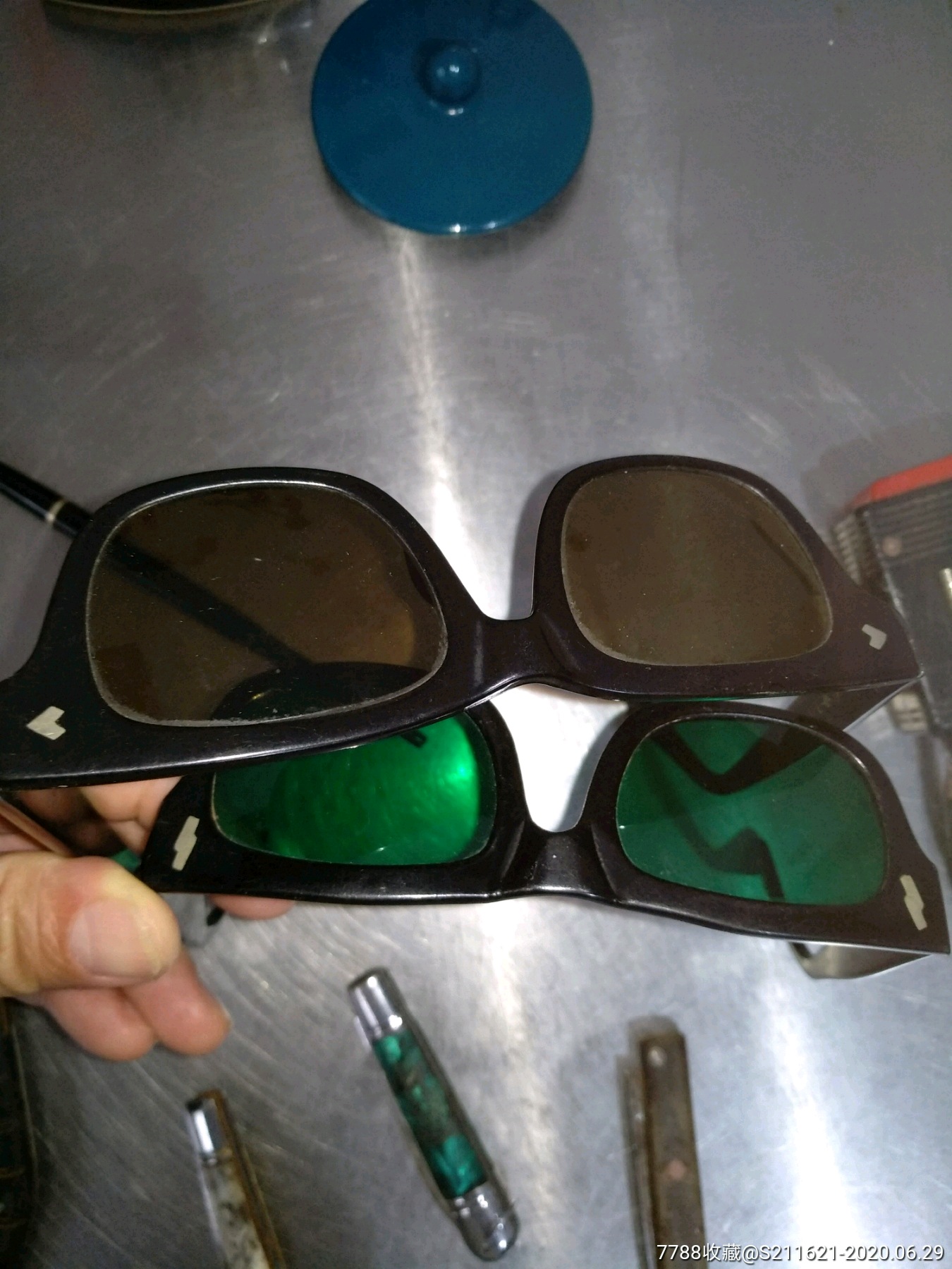 老墨镜两个