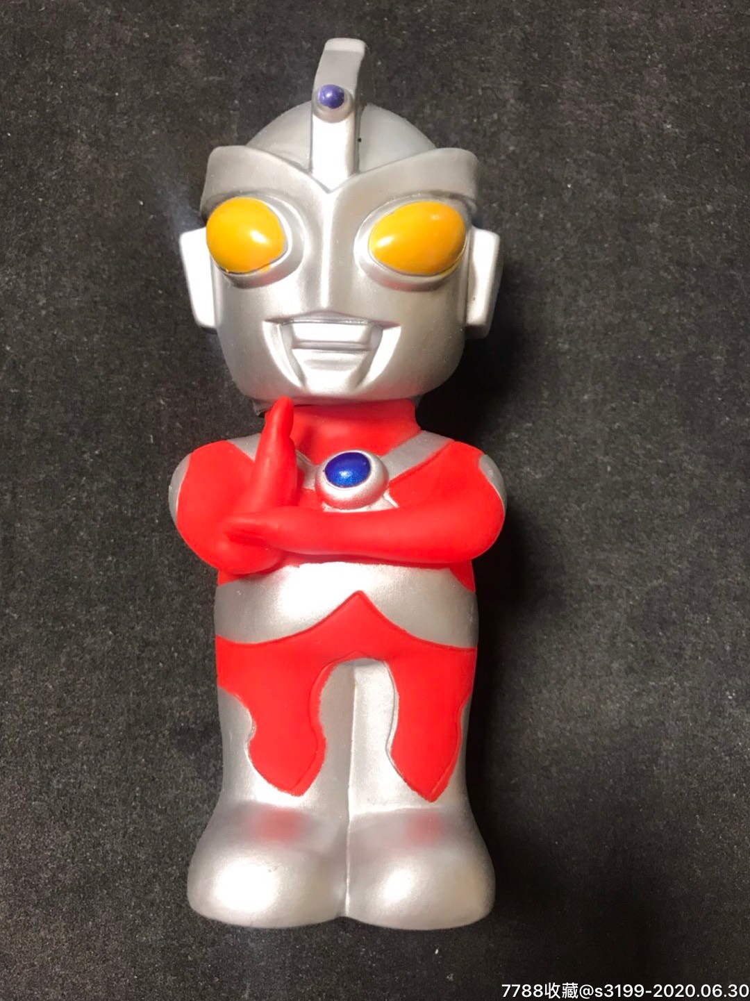 怀旧款奥特曼胶皮娃娃