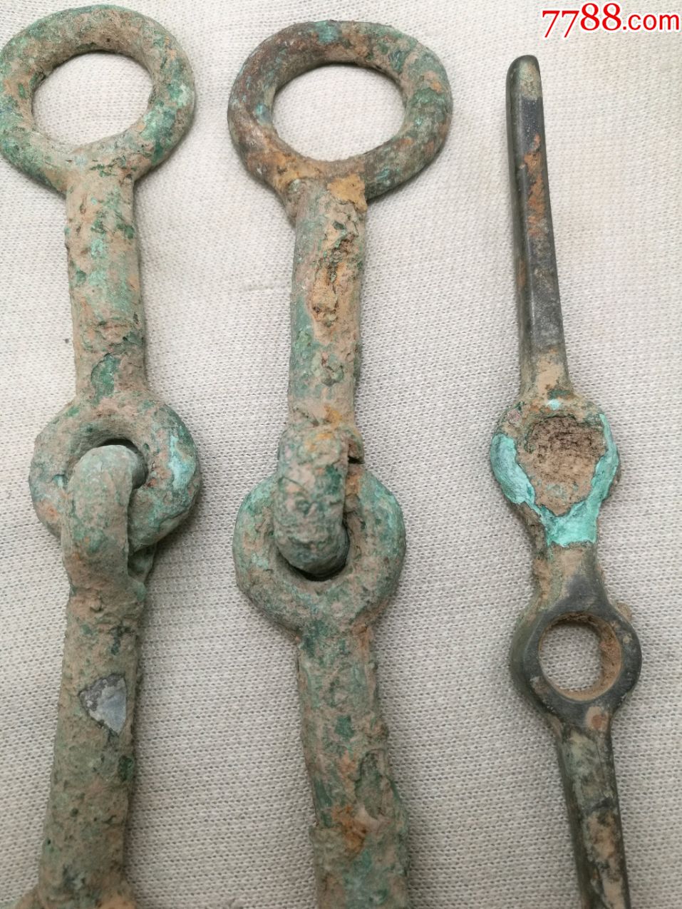 战汉:马嚼环一对,带马镖