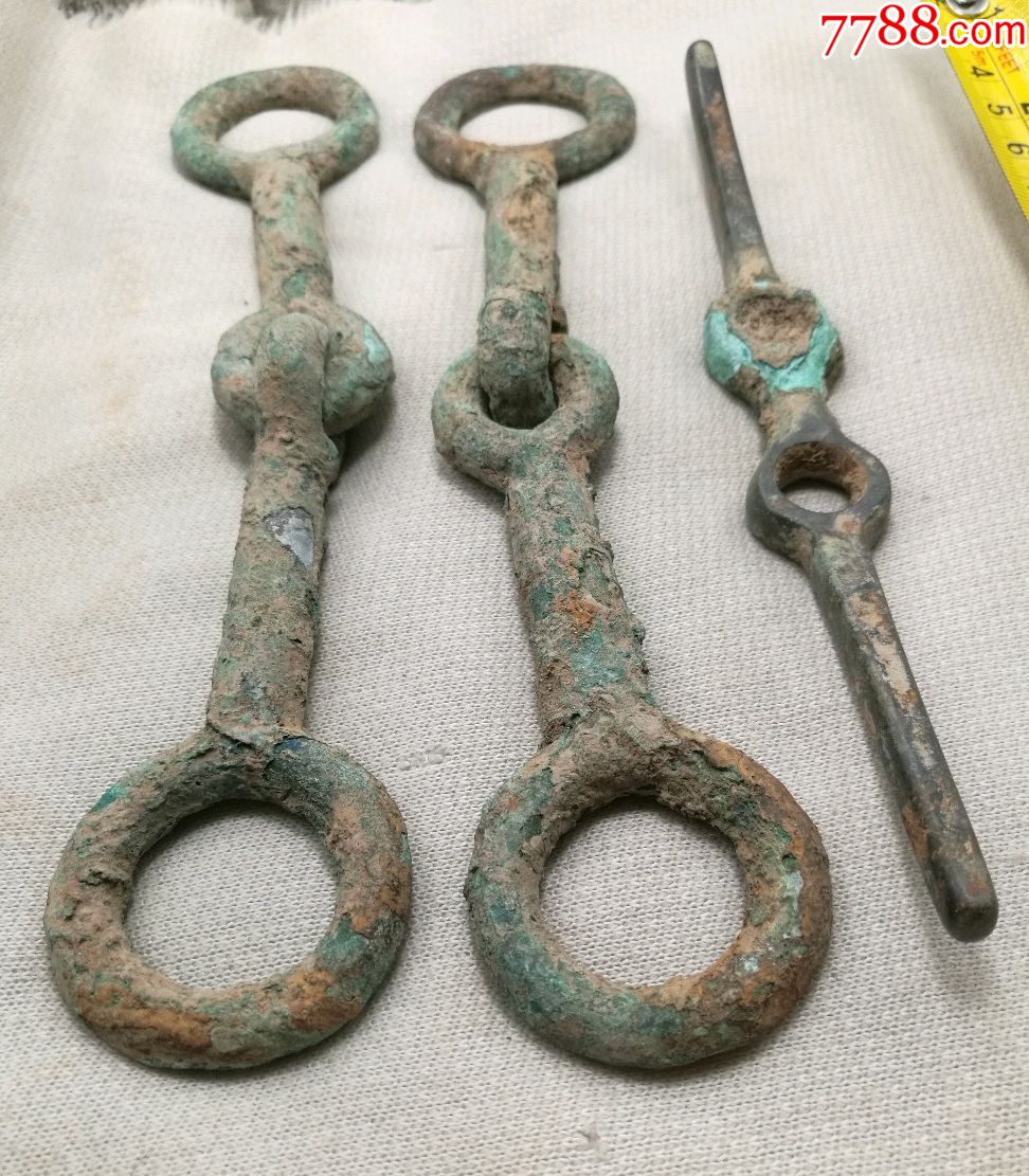 战汉:马嚼环一对,带马镖