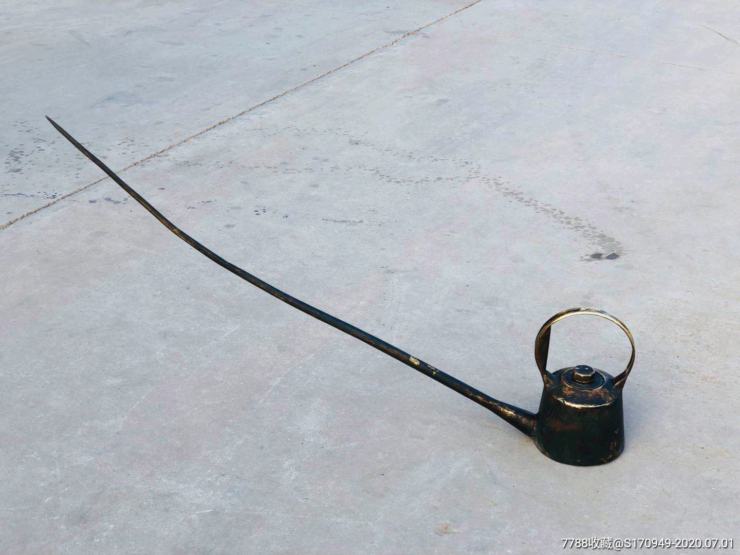 2铜制长嘴大茶壶