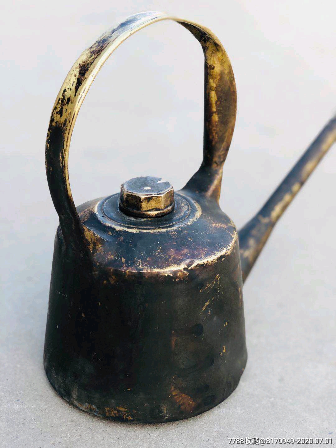 2铜制长嘴大茶壶