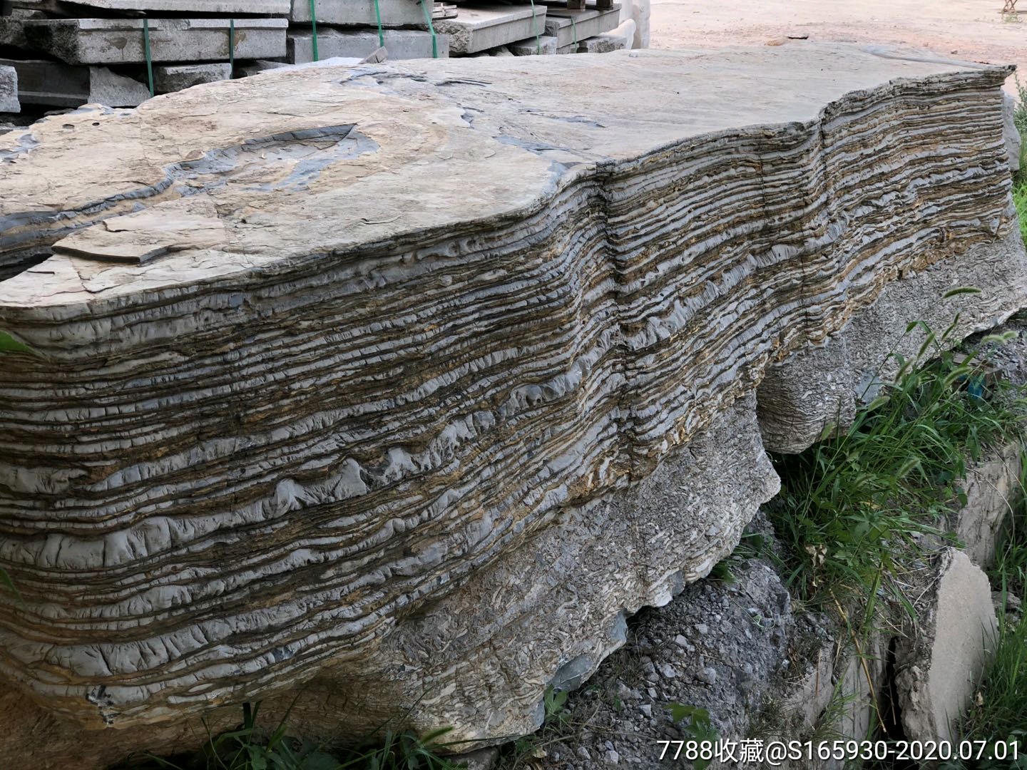 原石巨大千层石,形成于距今12—13亿年的晚元古代蓟县纪,长4米,宽95高