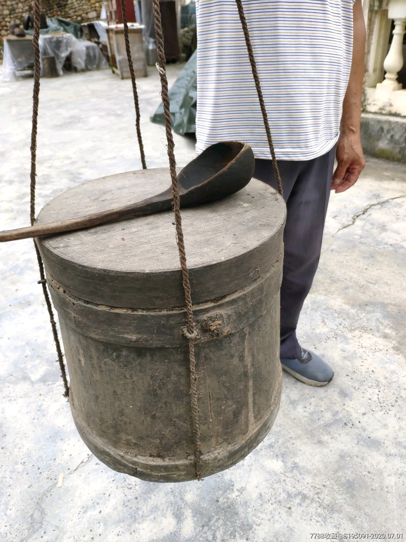 老货郎担子老木桶酒桶一对
