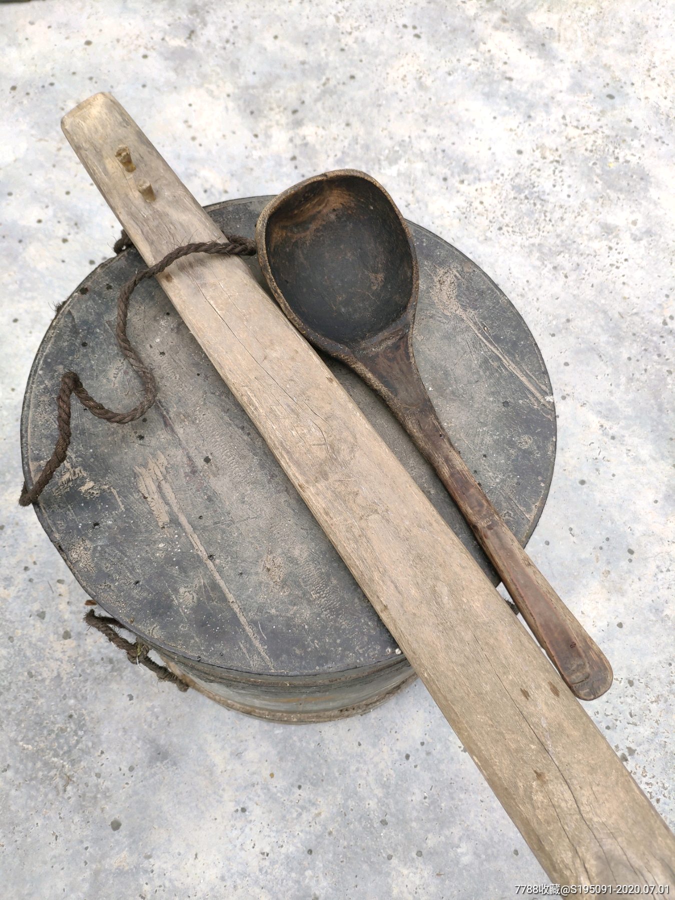 老货郎担子老木桶酒桶一对