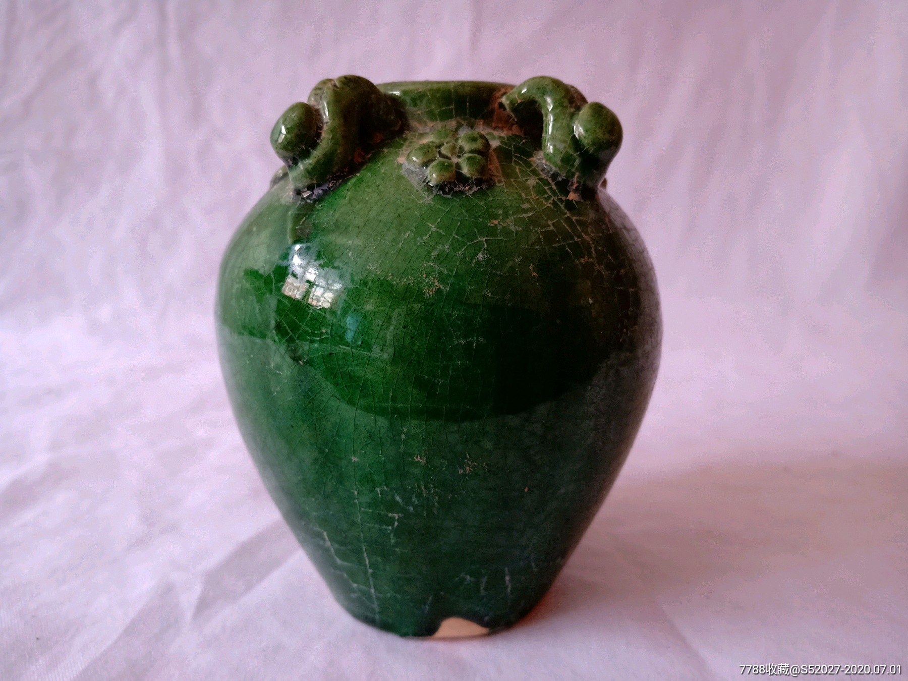 辽代绿釉堆花四系罐.高9.7厘米,直径8.2厘米.