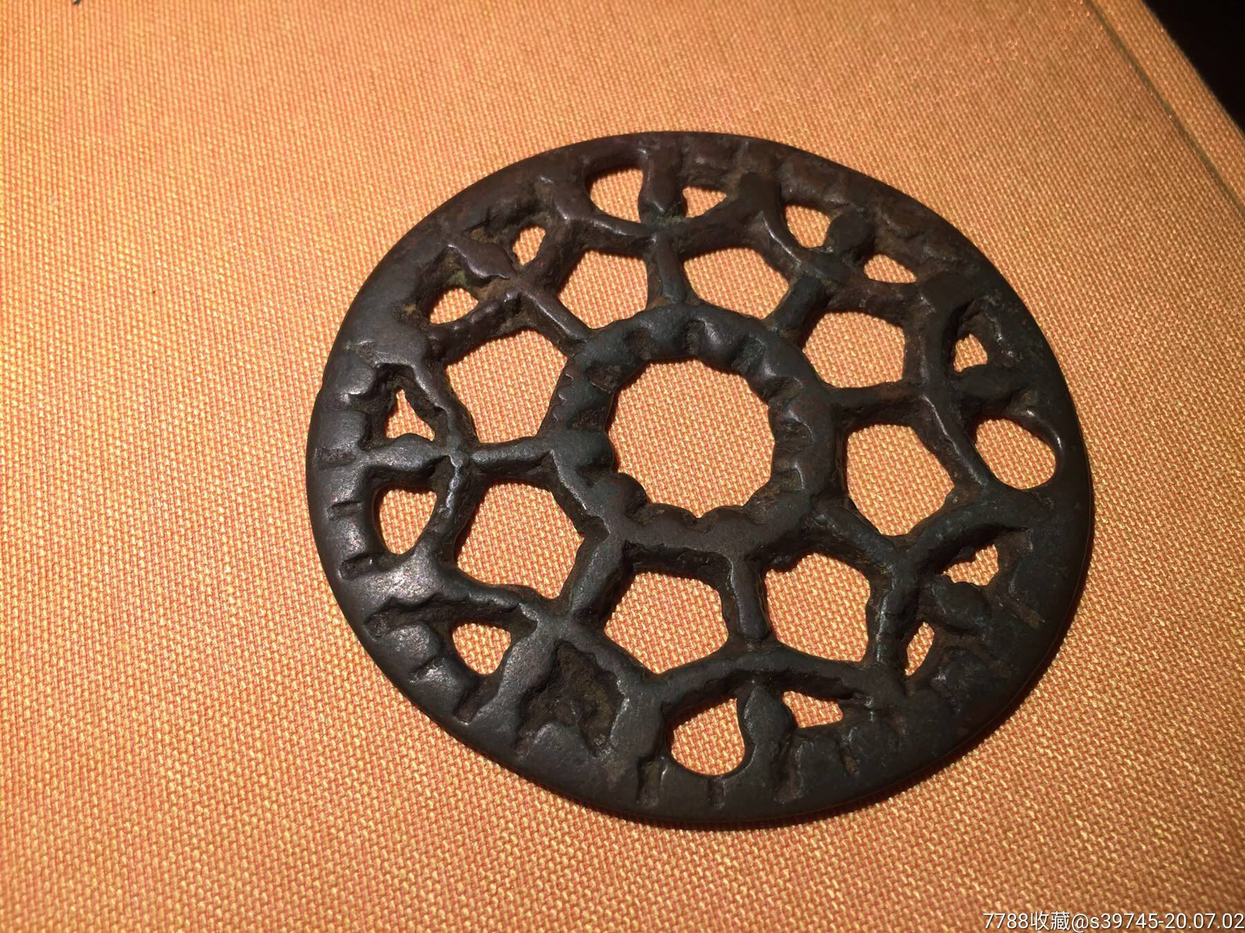 鄂尔多斯鲜卑青铜文化太阳神护身符牌