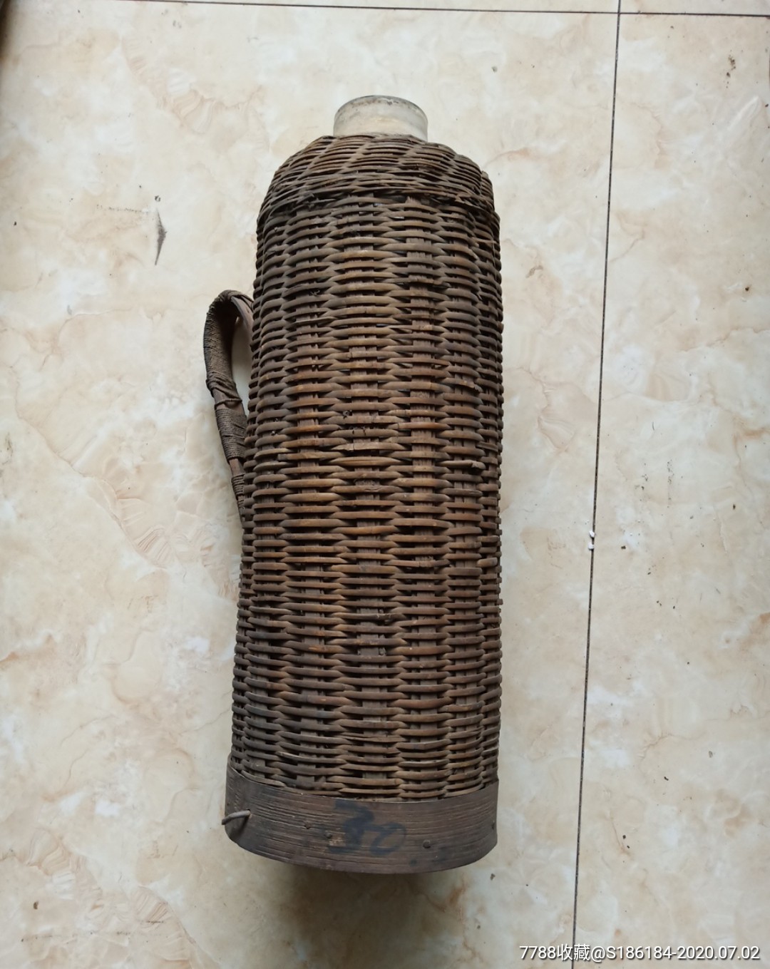 一个竹壳热水瓶