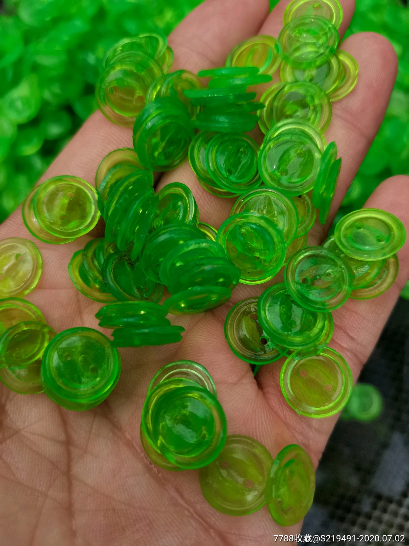 七八十年代有机玻璃纽扣