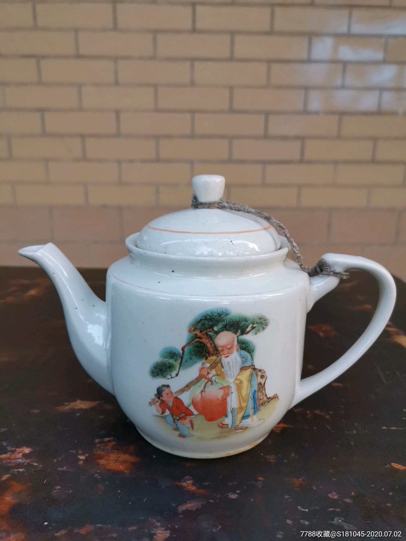 寿星瓷茶壶一把