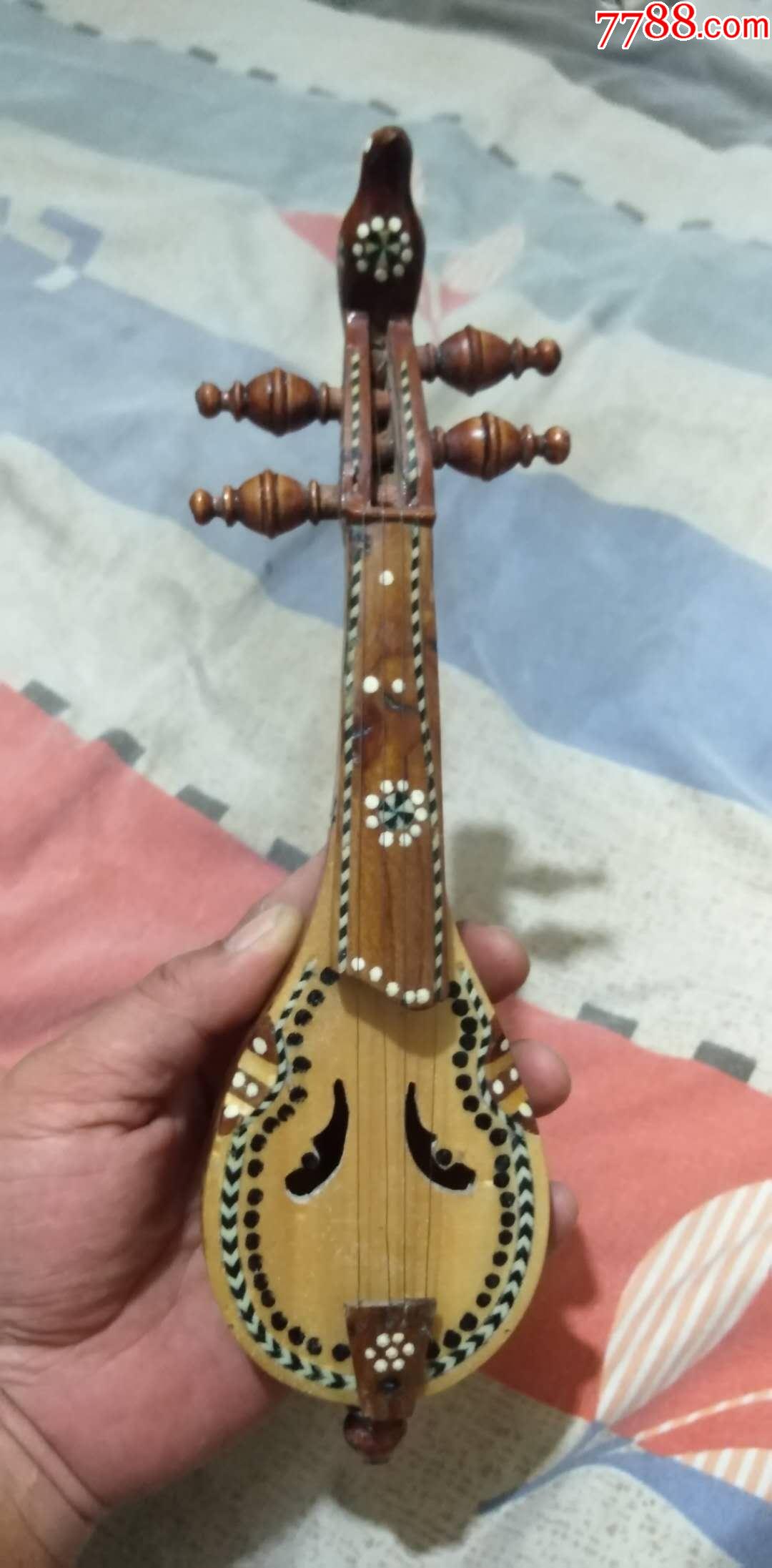 维吾尔族拉弦乐器胡西塔尔