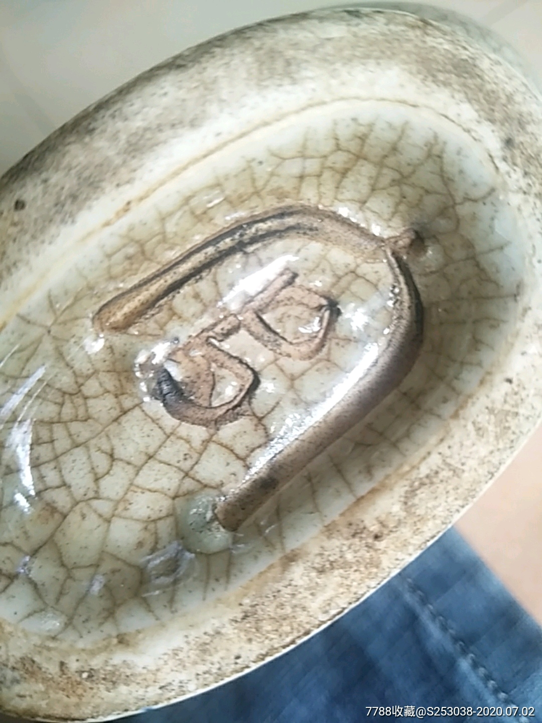 官字款青花龙纹抱月瓶