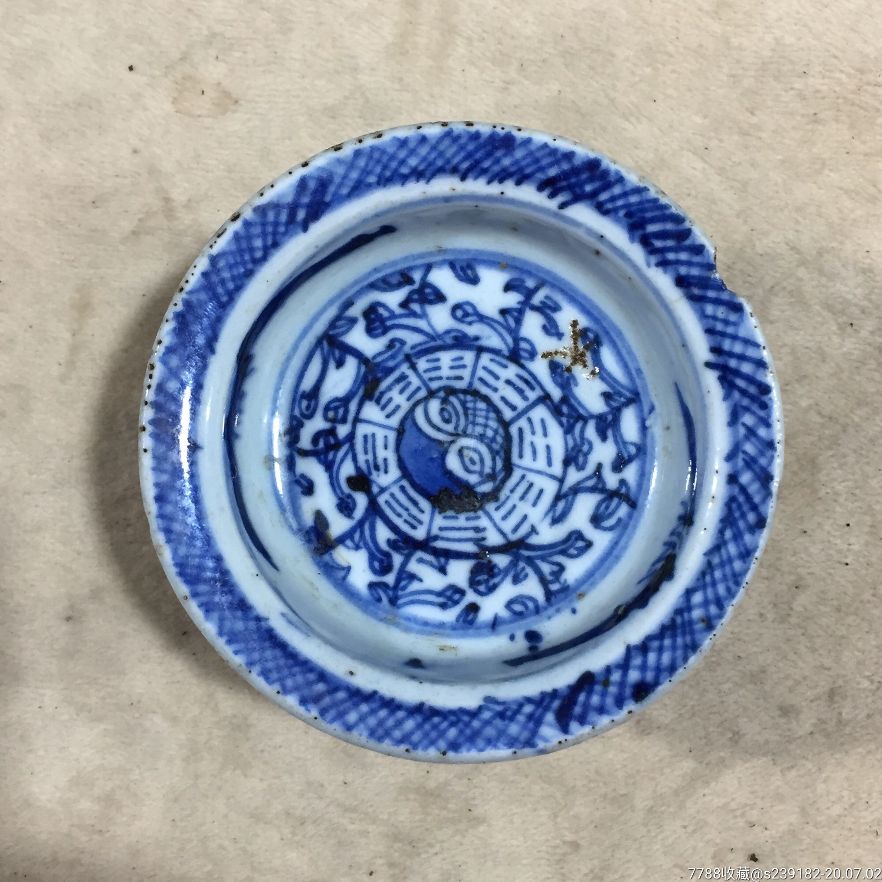 青花八卦缠枝花卉纹供盘