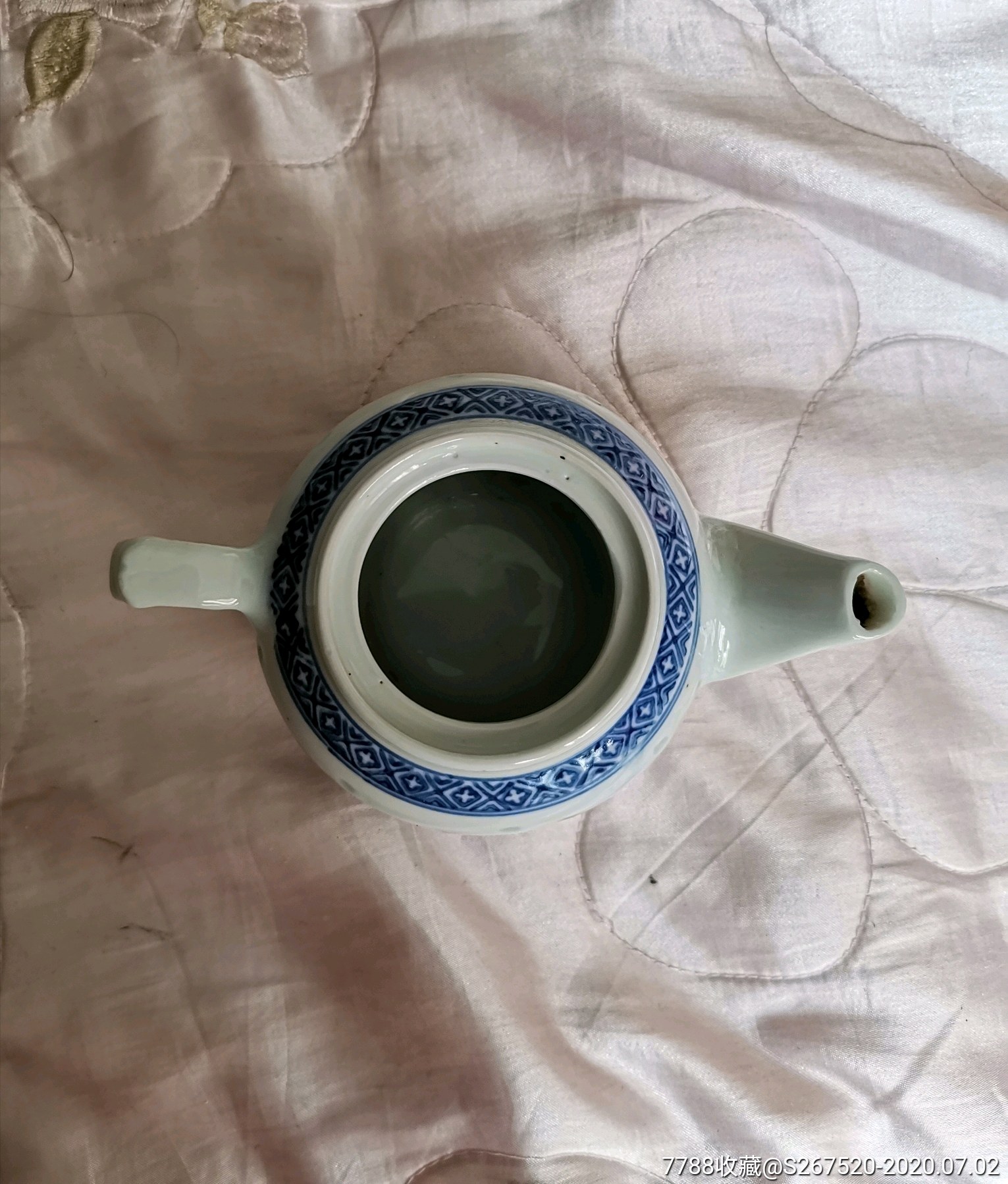景德镇制作玲珑瓷茶壶