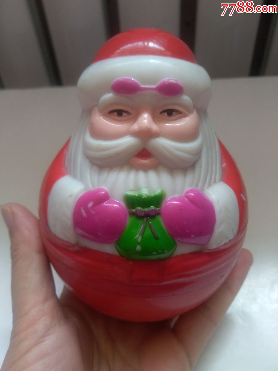 圣诞老人,胖胖款不倒翁,拿礼物袋款,放在地上有些倾斜,外观没有破损