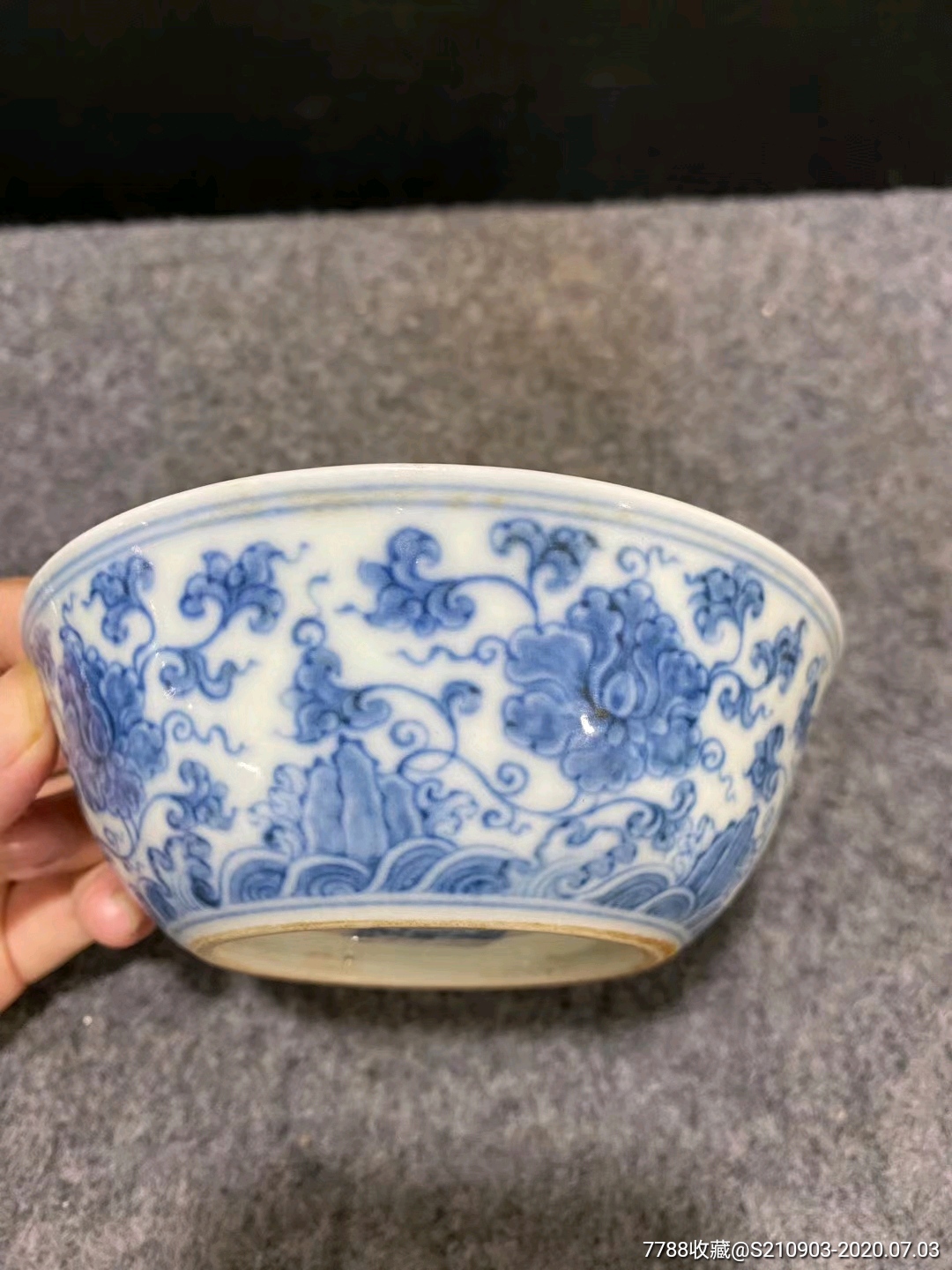 明成化青花花卉海水纹卧足杯