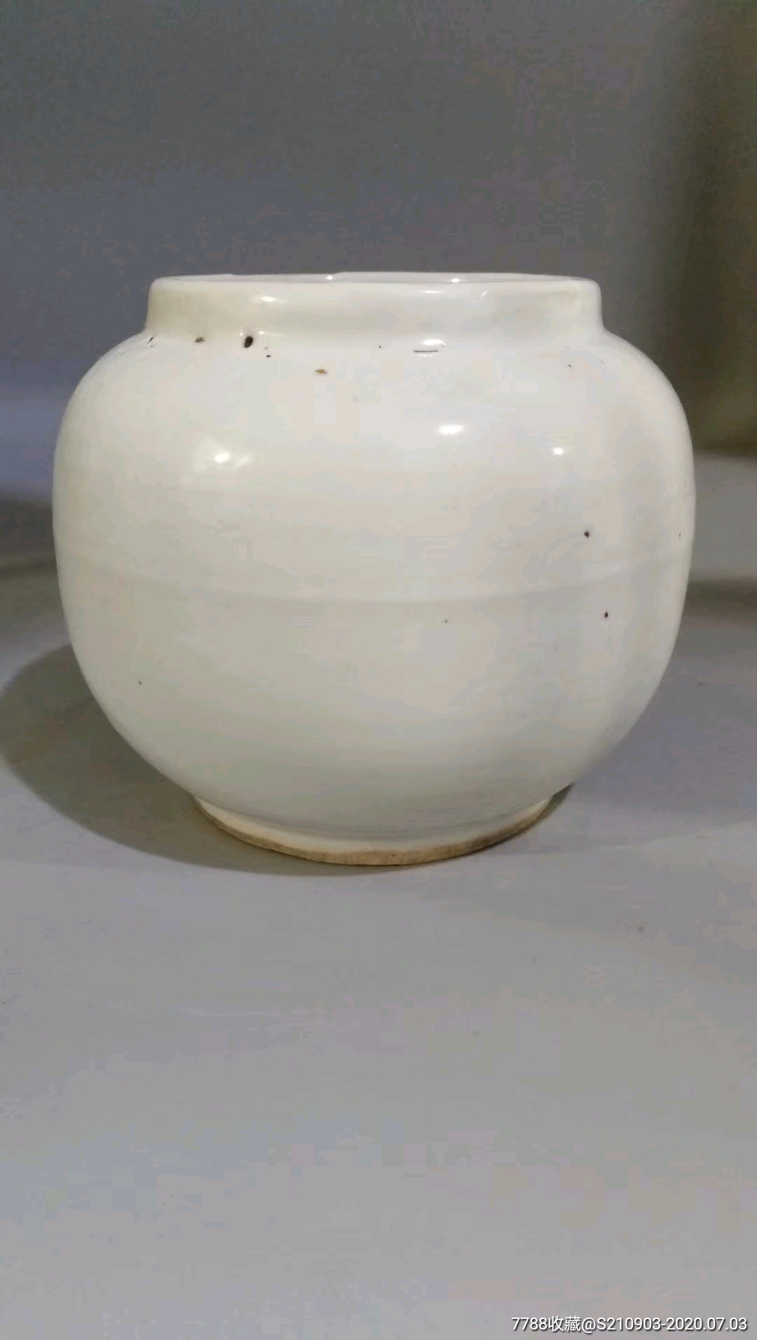 明万历甜白釉花卉纹罐