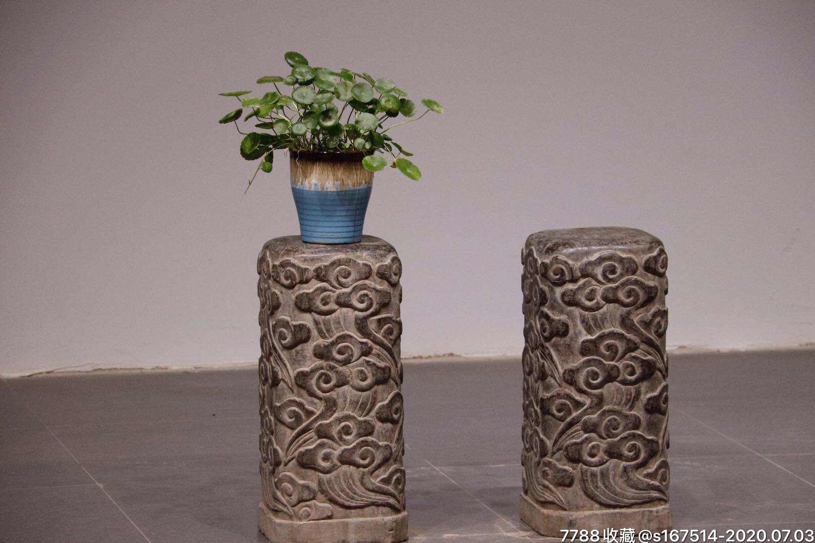 祥云花几.青石.尺寸高49见方22造型精致.周身雕刻祥云环绕.精美绝伦.