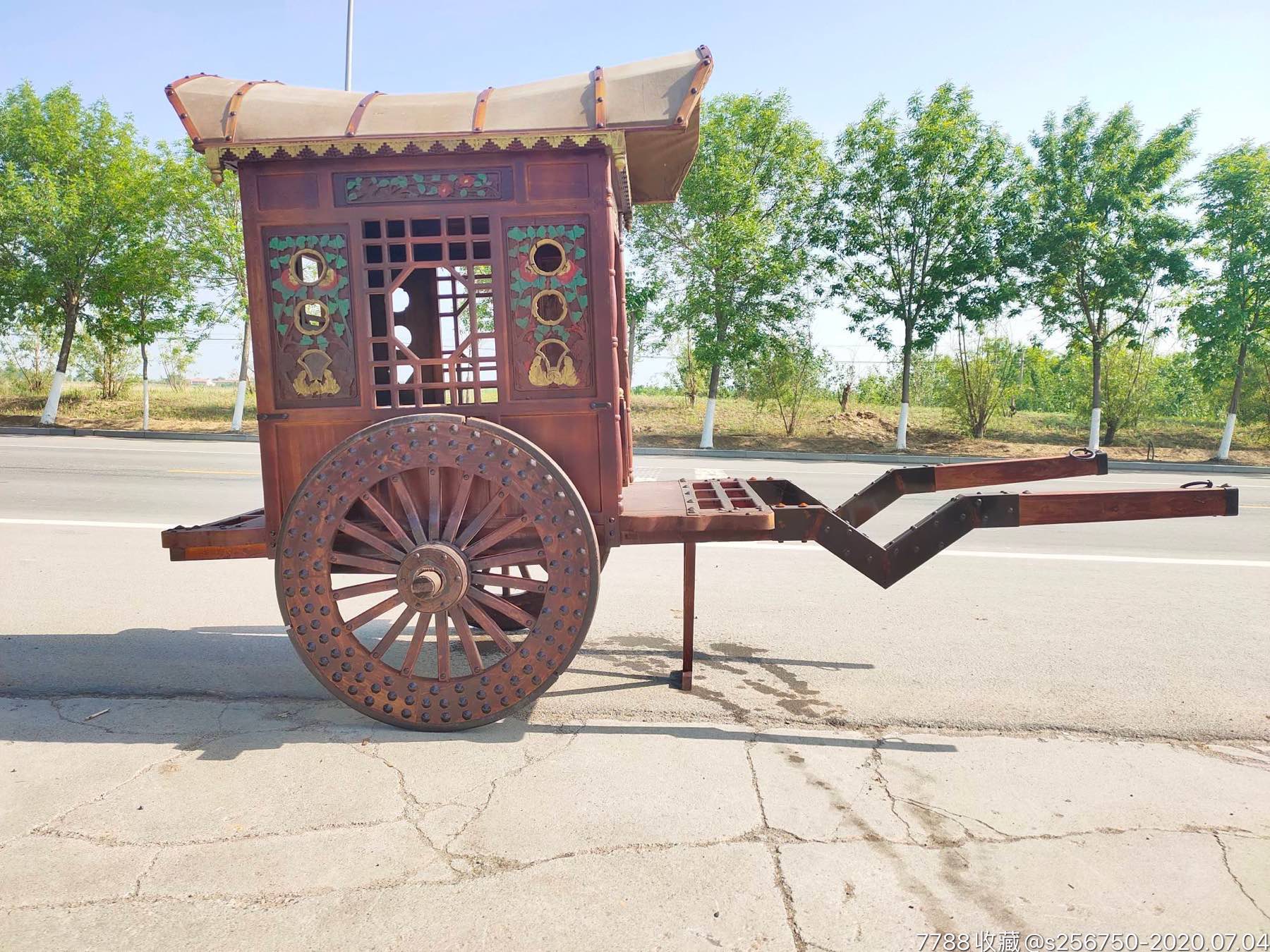 仿古轿车做工精细大气选料上乘采用老花板装饰更加复古美观