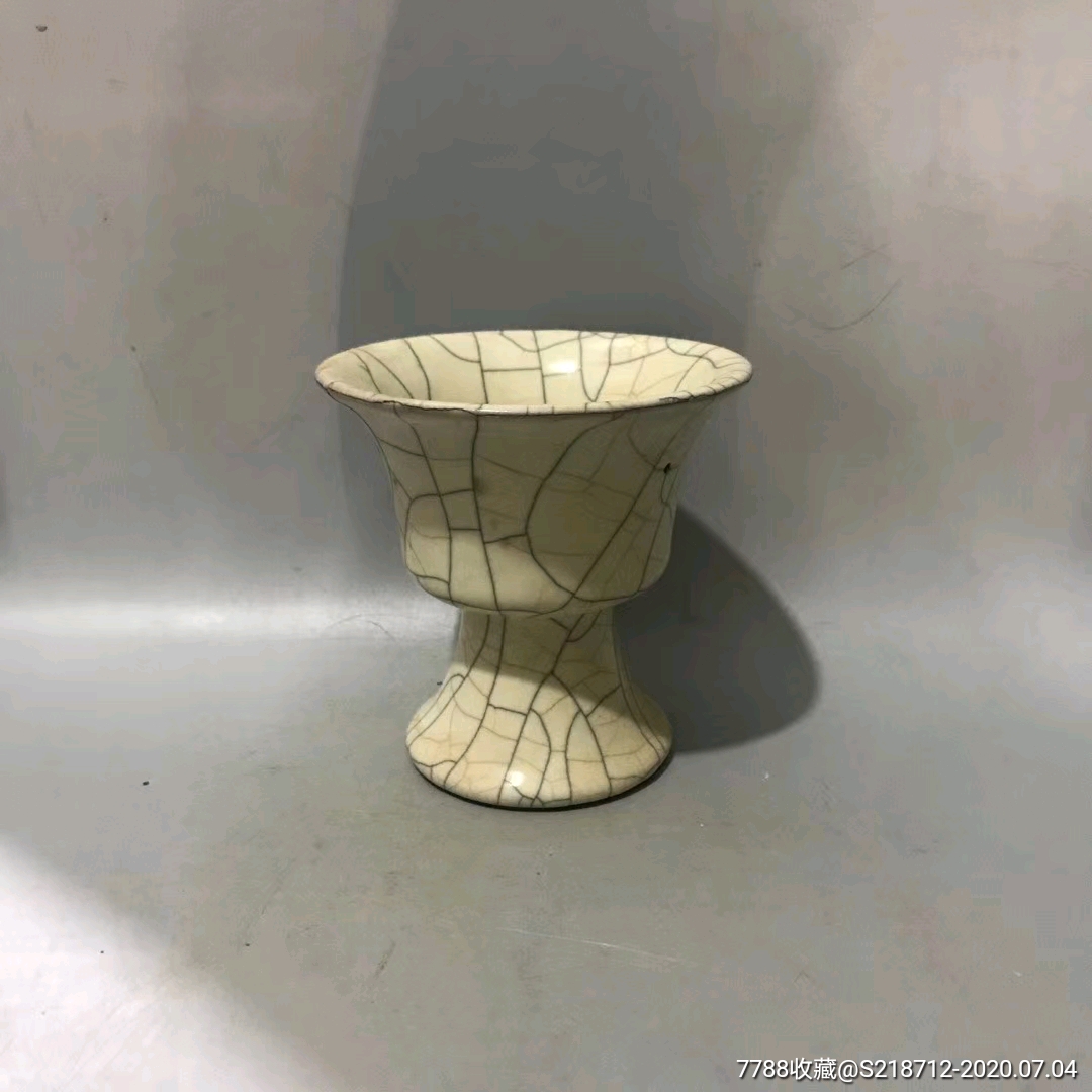 宋官窑月白釉高足杯