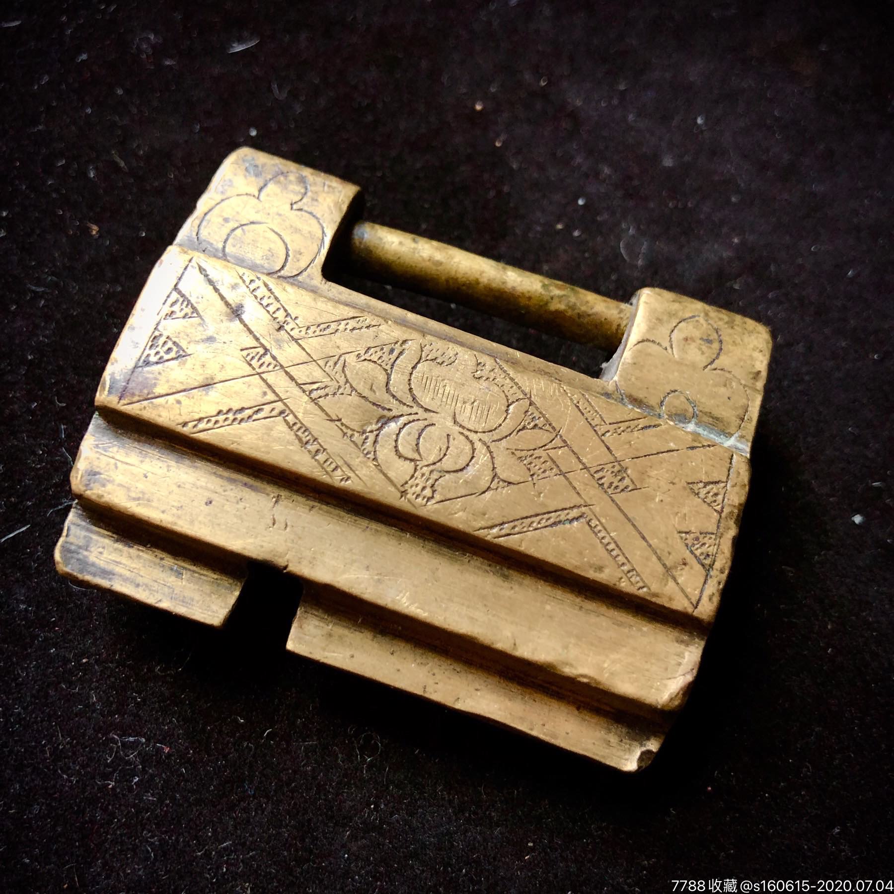 秒杀:清代异形轨道刻花老铜锁