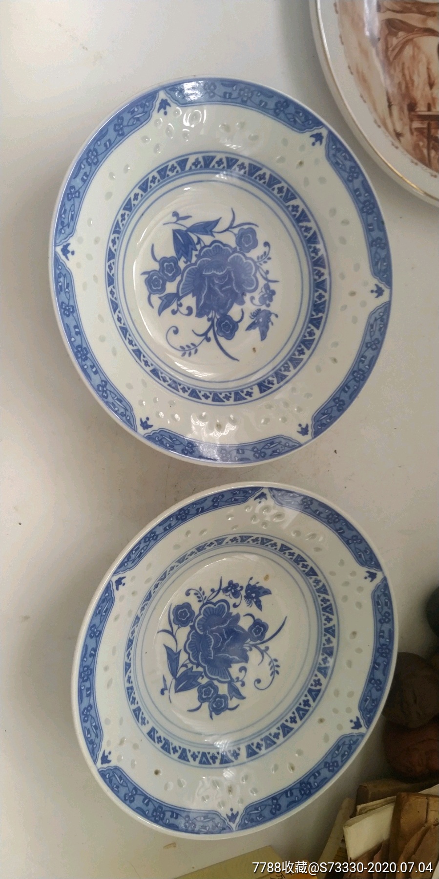 景德镇老厂货,蝶恋花图青花玲珑折腰盘子一对,少见题材