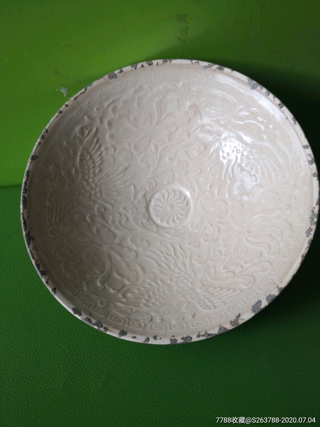 官字款定窑三凤纹芒口碗