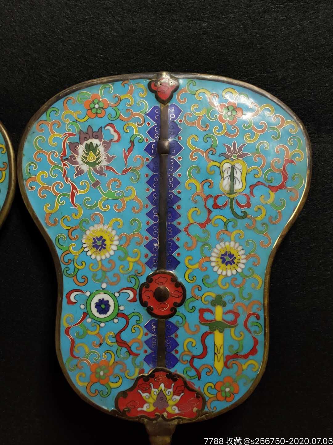 景泰蓝芭蕉扇,纯铜用料厚重手头足器型漂亮,双面工艺纹饰精美,成色见