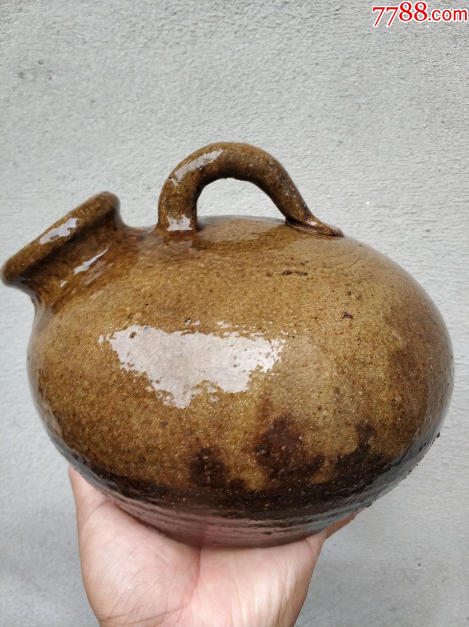 陶器夜壶,没有冲线,高17厘米,直径17厘米,有窑粘如图六所示