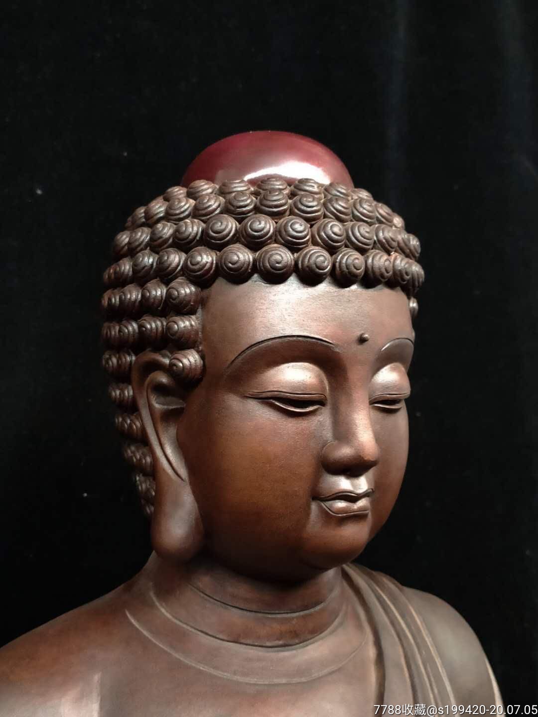 开脸端庄慈祥佛法庄严,纯手工雕塑,品相完好成色见图,待结缘.