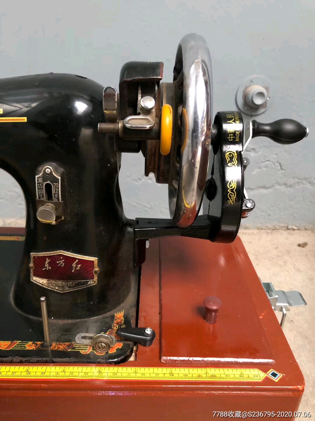 文革时期西安生产的(东方红)手摇缝纫机一台