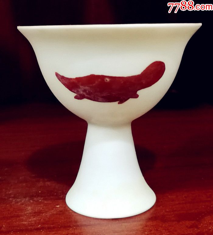 明永乐甜白釉加彩鱼纹高足杯