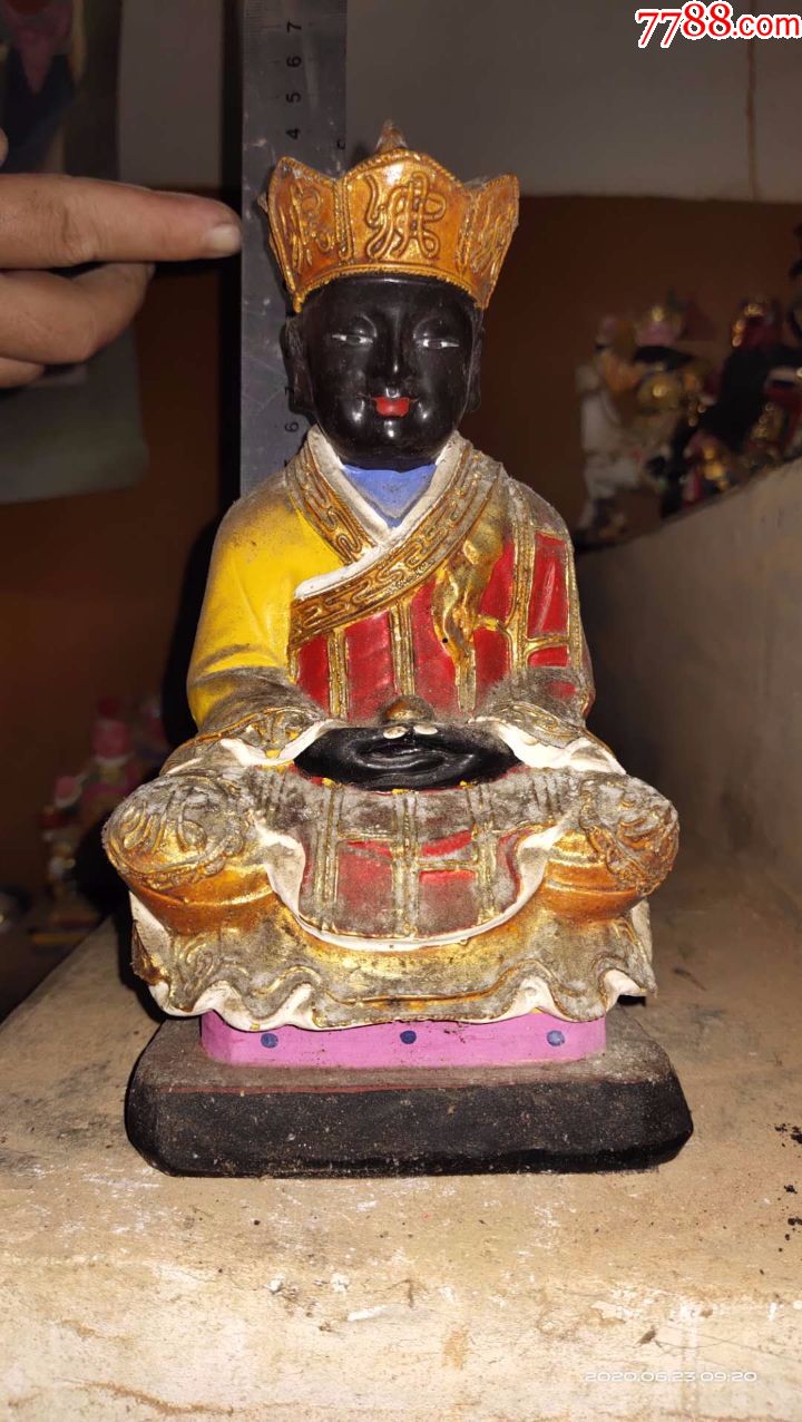 侧面底座有小裂痕,树脂,玻璃钢人物黑脸佛像,估计是三坪祖师