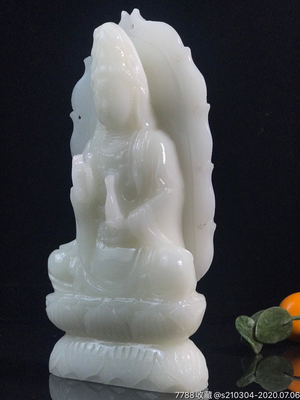 汉白玉坐莲观音.雕工精致,包浆厚重,刻画形象,细腻逼真.