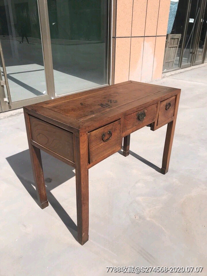 榉木马蹄带三抽书桌此桌品相甚好,民国时期,榉木,清水皮壳,面独板.