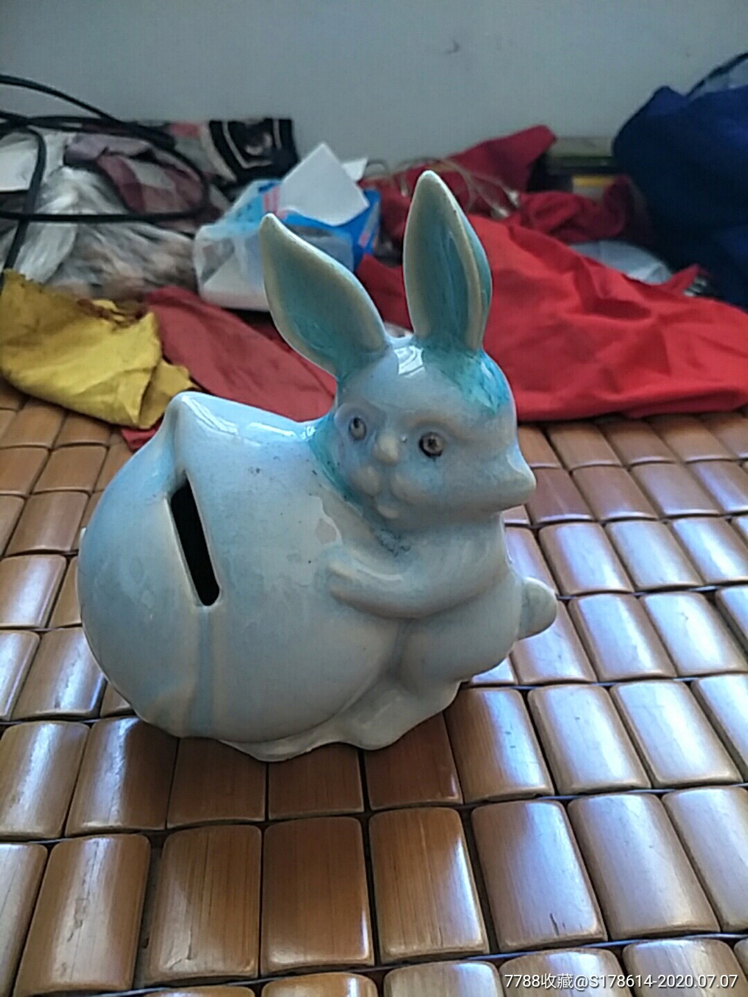 兔子献寿储蓄罐