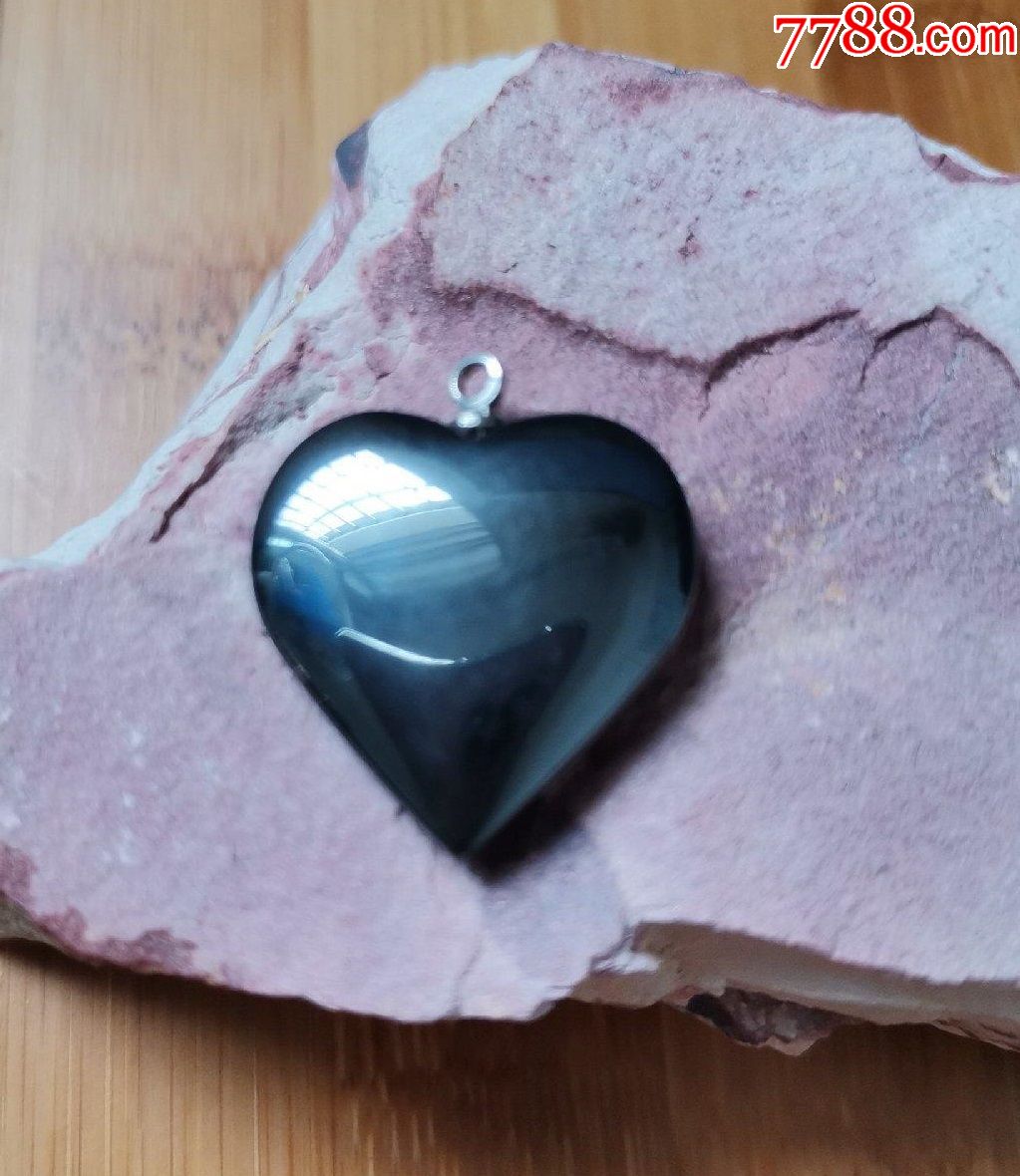 正宗天然太赫兹石心型吊坠尺寸:2.05×1.99×0.54cm