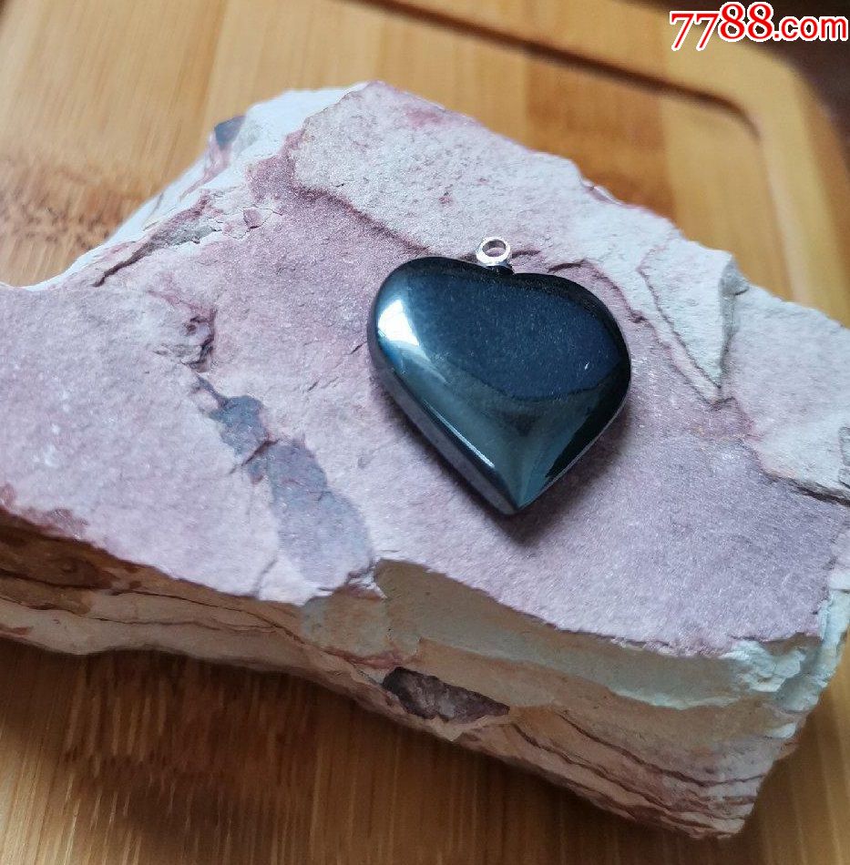 正宗天然太赫兹石心型吊坠尺寸:2.05×1.99×0.54cm