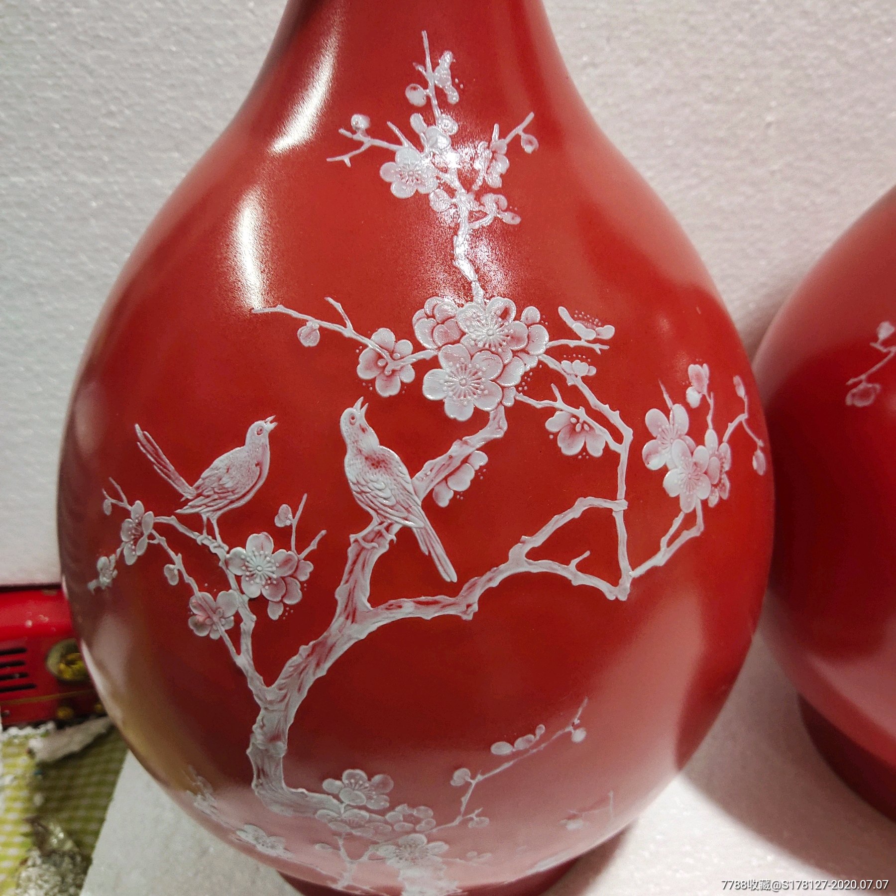 红釉堆白喜上眉梢花瓶一对