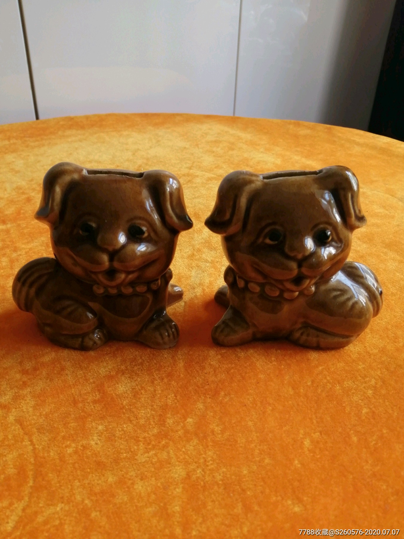 一对小狗狗存钱罐