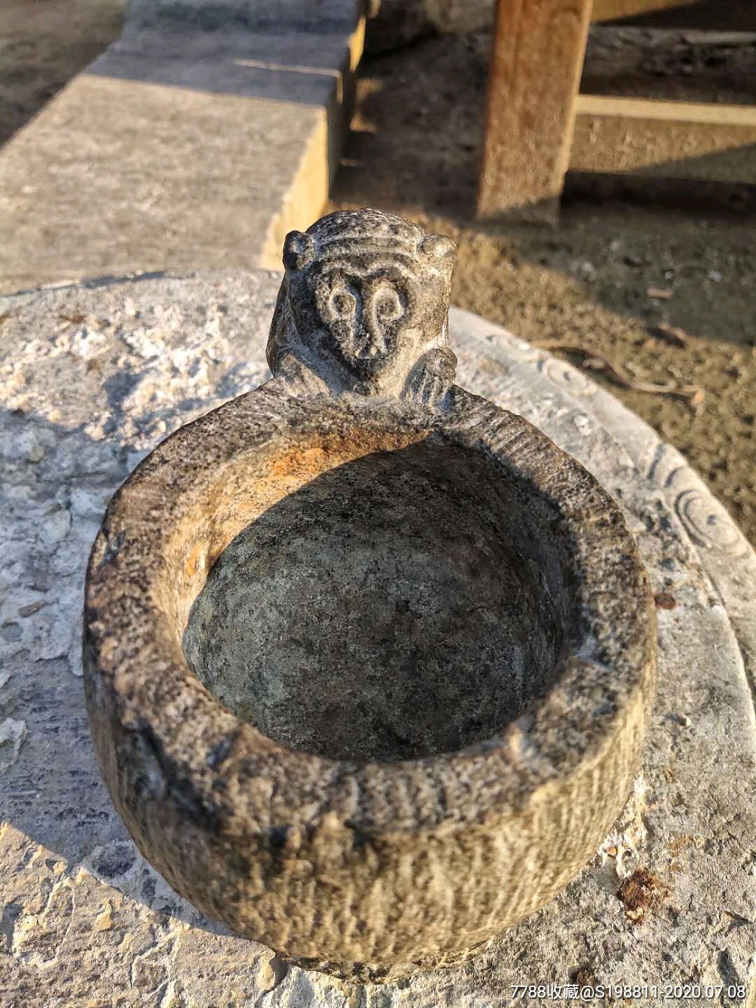青石小石臼,猴子造型的把手,形象生动,完整无磕碰,可养蒲草