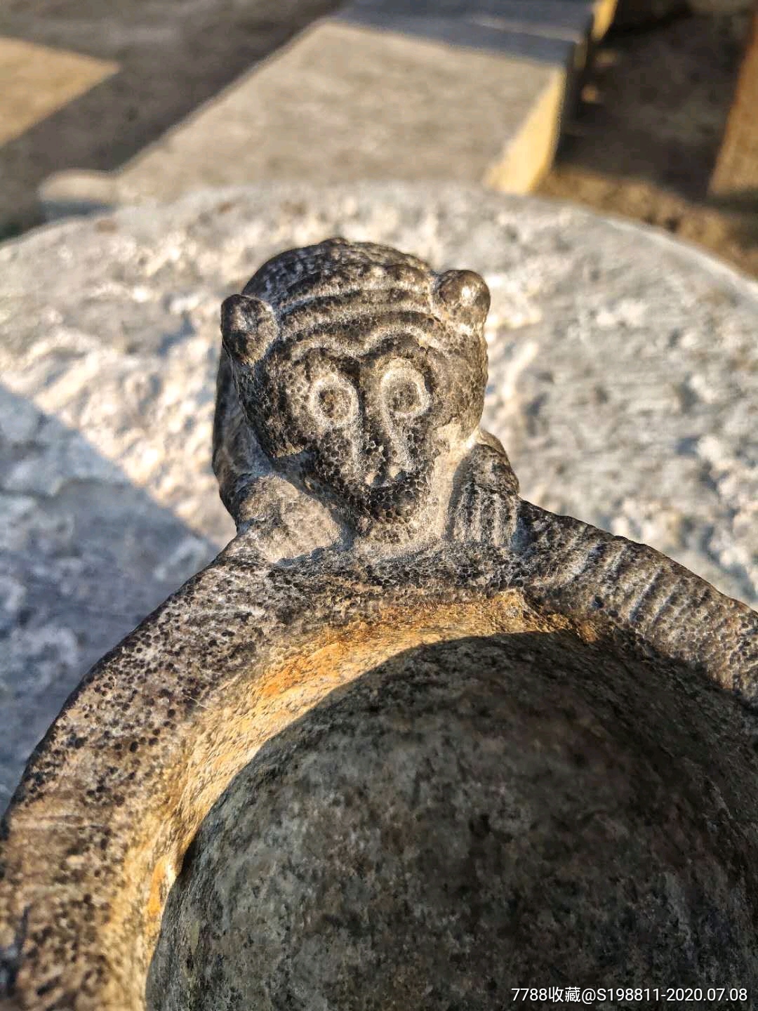 青石小石臼,猴子造型的把手,形象生动,完整无磕碰,可养蒲草