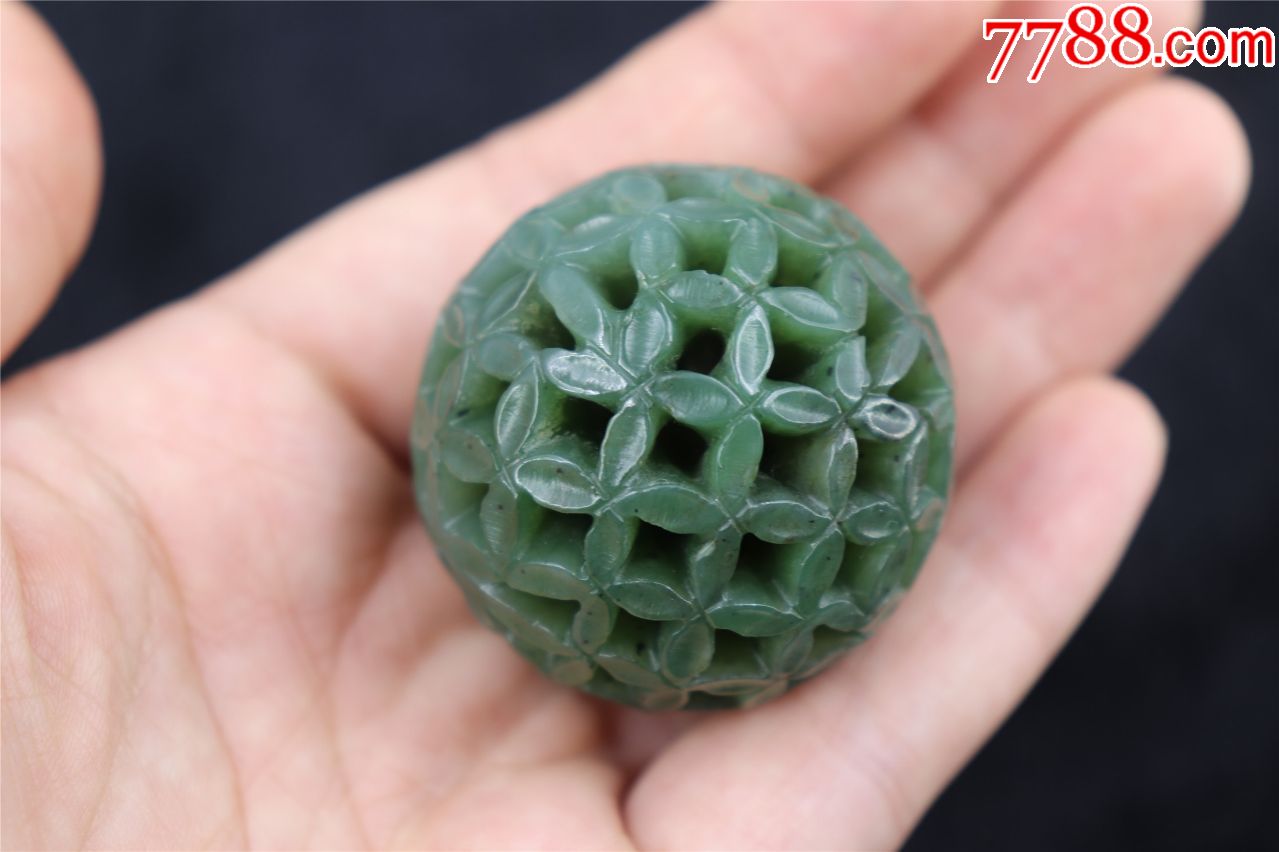 和田碧玉纯手工镂空花瓣纹手玩球