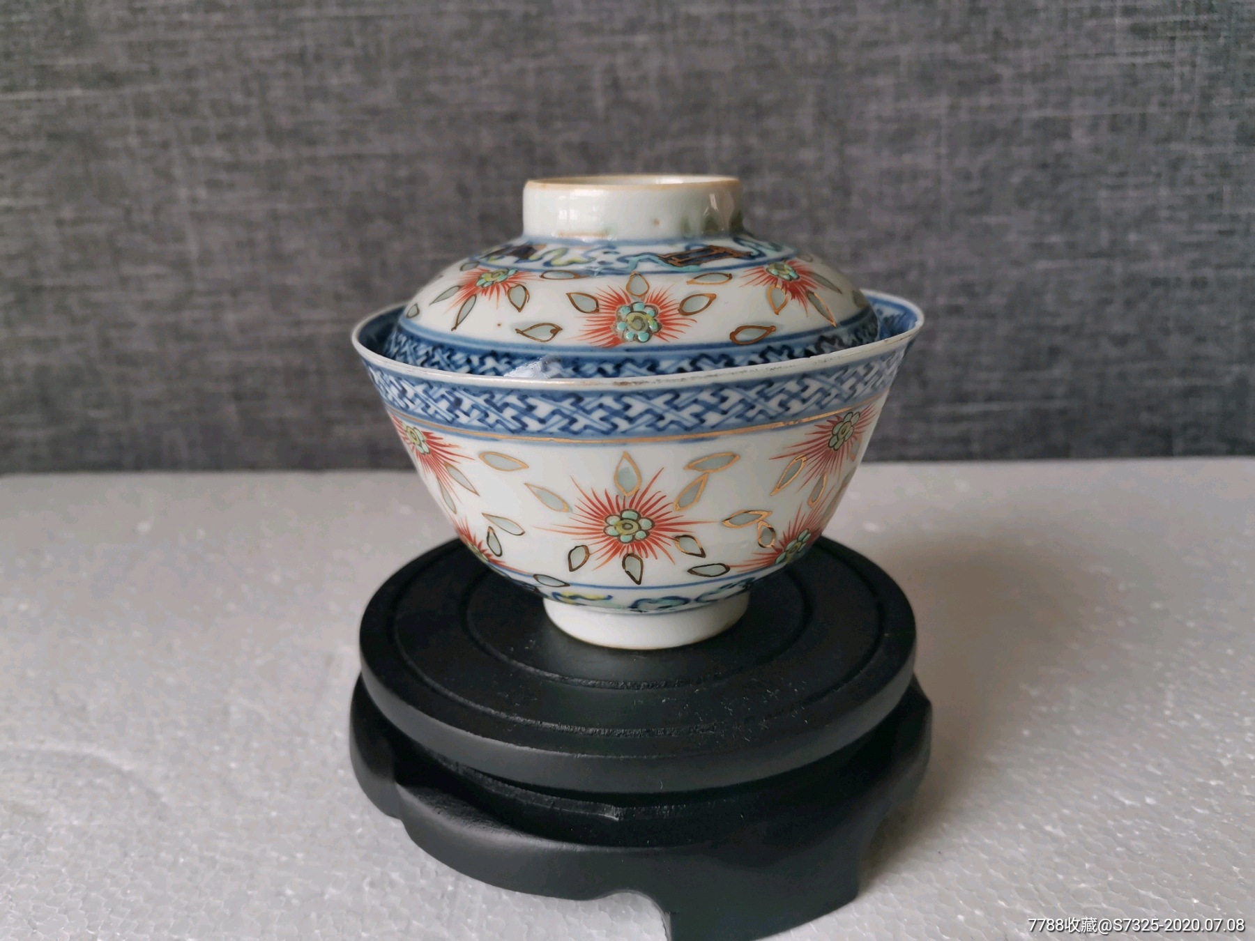 康熙年制青花玲珑加彩盖碗