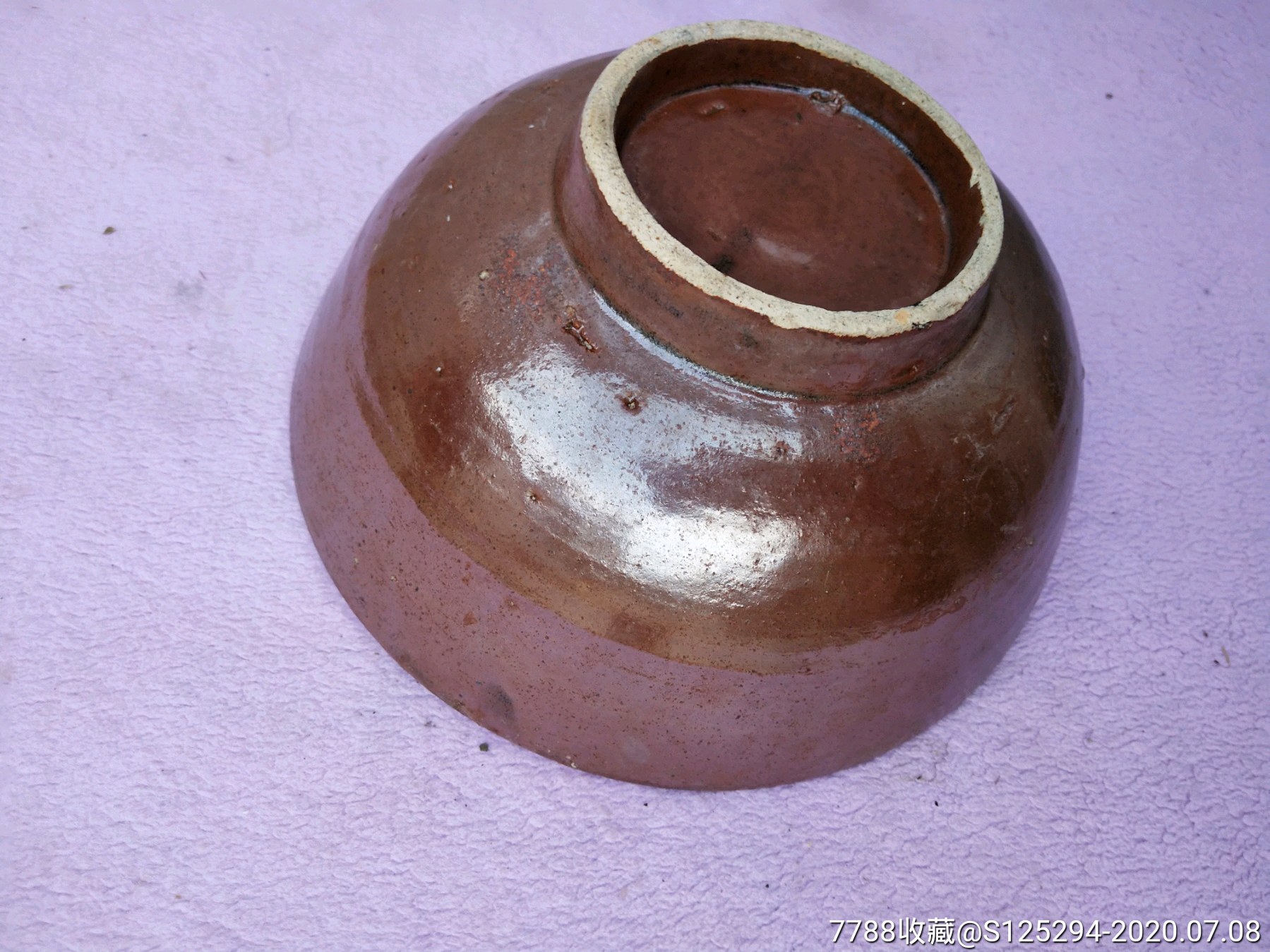 清代酱釉大碗一个,尺寸大,除口沿上有磕外,其余完整