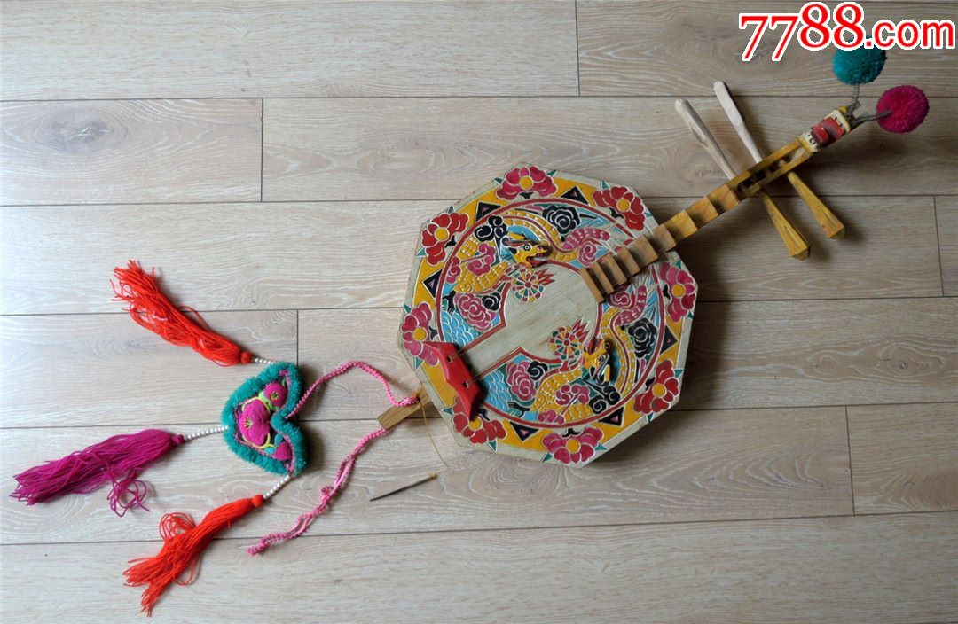 民俗收藏2007-少数民族跳脚舞用的自制雕花彩漆龙头四弦月琴