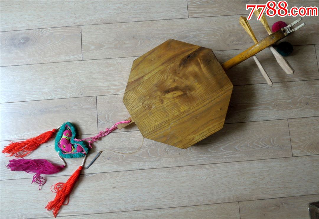 民俗收藏2007-少数民族跳脚舞用的自制雕花彩漆龙头四弦月琴