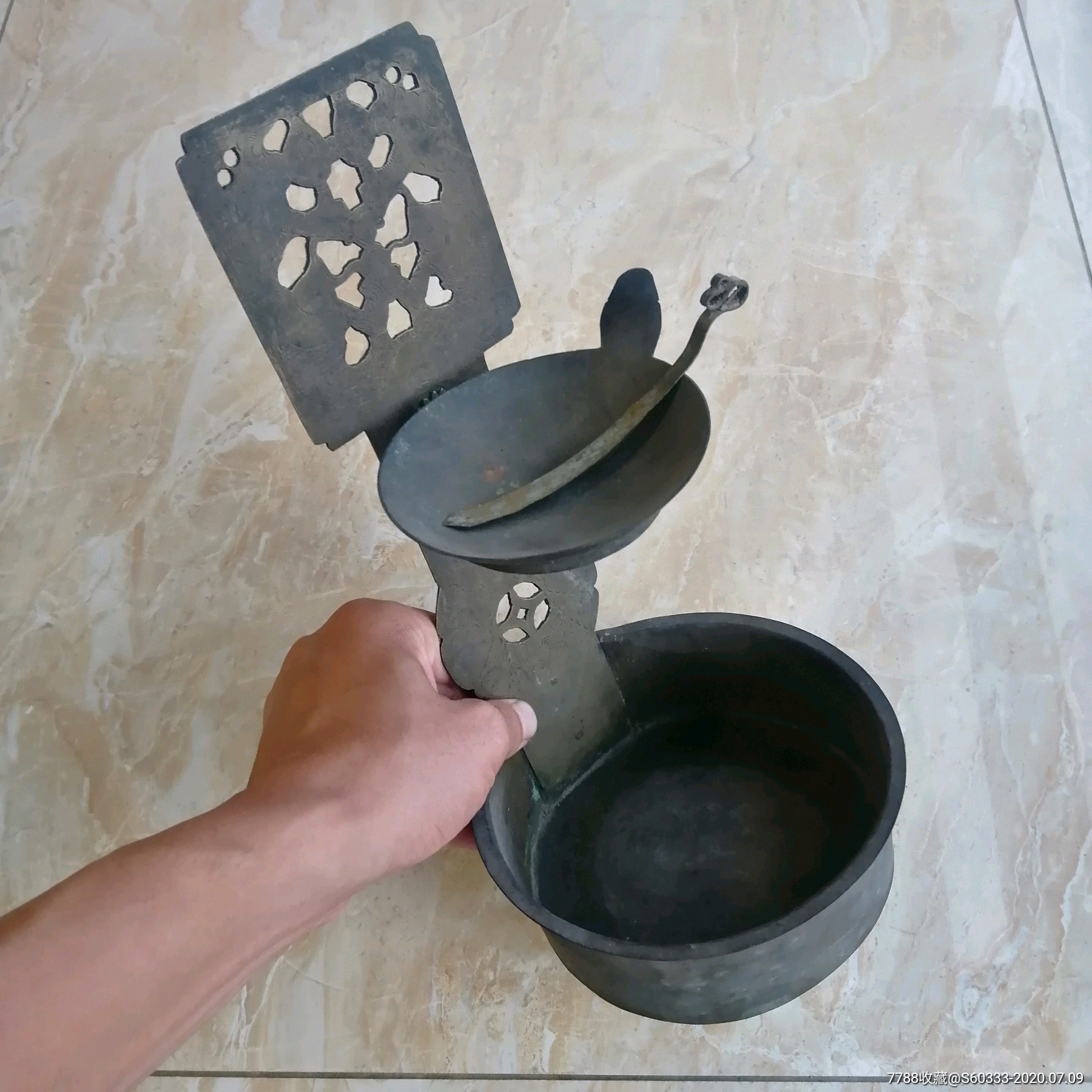 精美的清代福寿有余刻花铜油灯一套