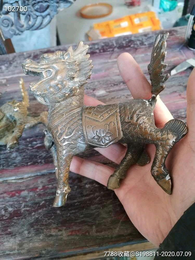 民间遗存下来的一对清代晚期老铜麒麟吉祥摆件,形成了多年老包桨,保存